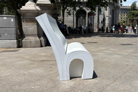 Imagen Madrid se llena de bancos-libro en una nueva edición de ‘El libro que tienes en tu cabeza’